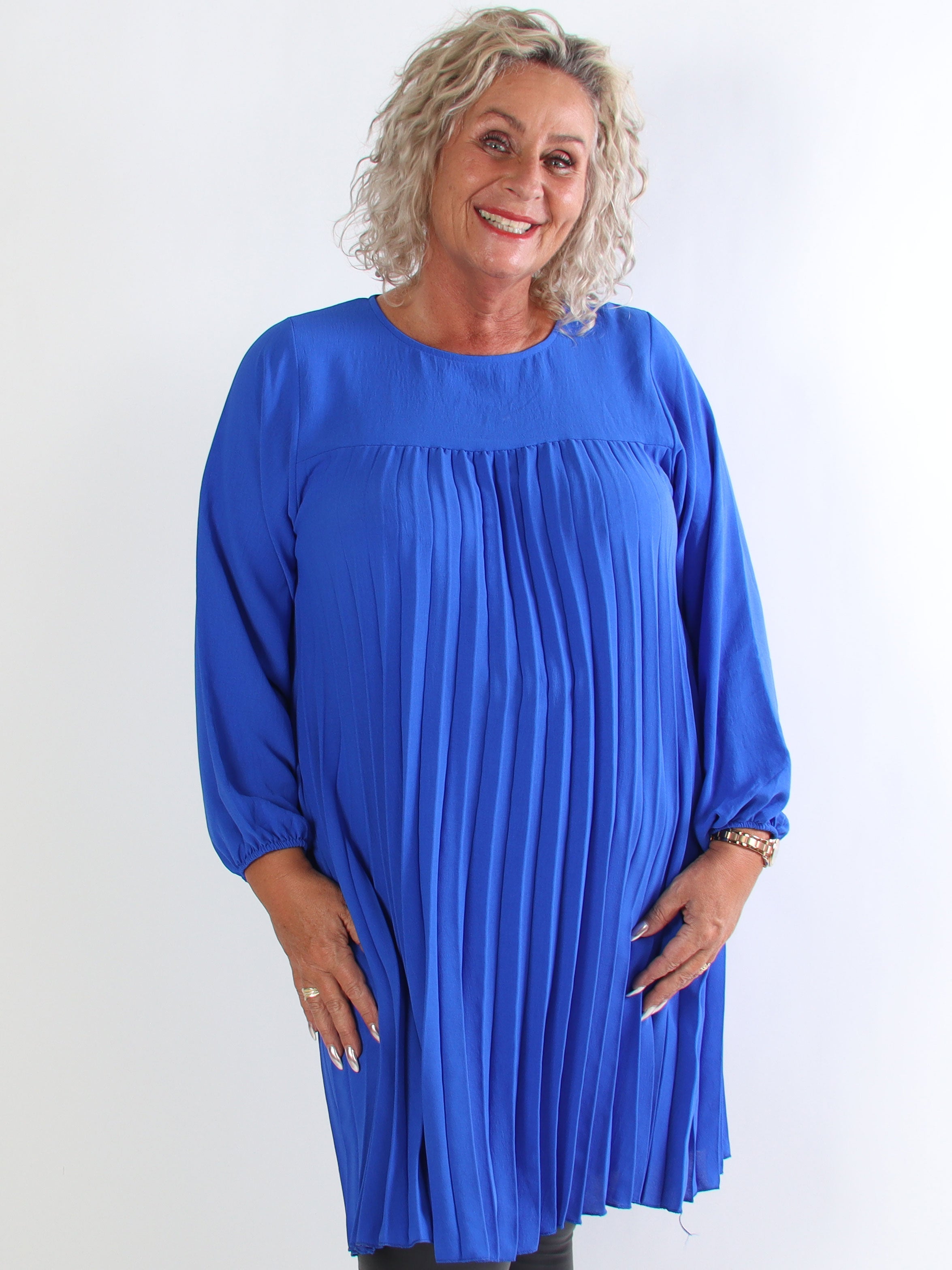 Nancy Short L/S - Plus size kjole med plisseringer og lommer
